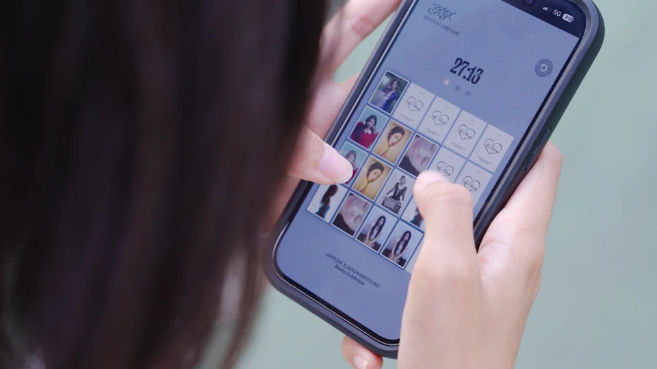 휴대폰으로 카드 매칭 게임을 플레이하는 장면