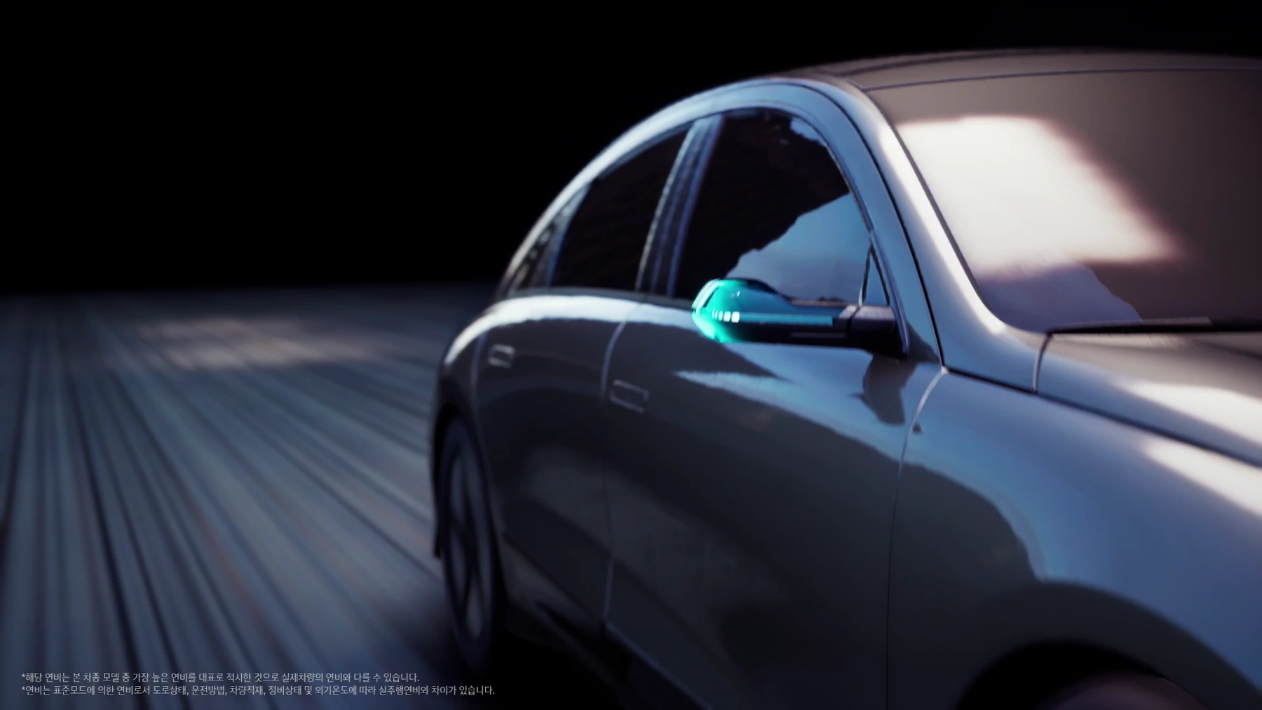 The new IONIQ 6의 리어 스포일러와 디지털 사이드 미러를 가까이 보며 푸른 공기 흐름과 설명 패널을 확인하는 장면.